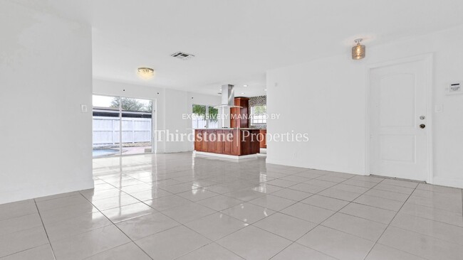 Foto del edificio - 8241 SW 3rd Ct