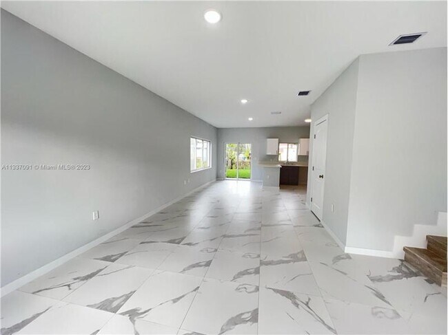 Building Photo - 808 NW 16th Ave