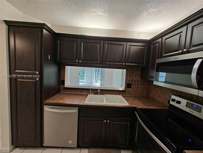 Foto del edificio - 8750 Royal Palm Blvd