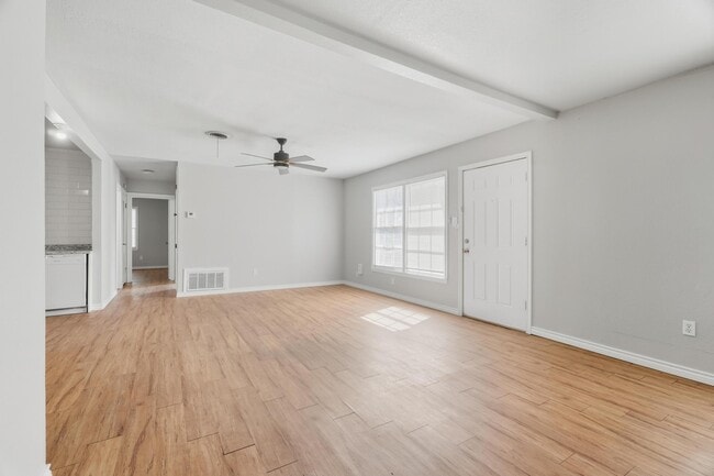 Building Photo - 2034 Collins Ave