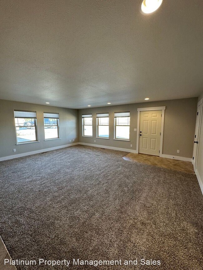 Building Photo - 3 br, 2 bath House - 1034 Crest Loop
