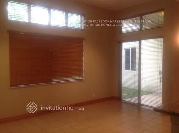 Foto del edificio - 1319 Camellia Cir
