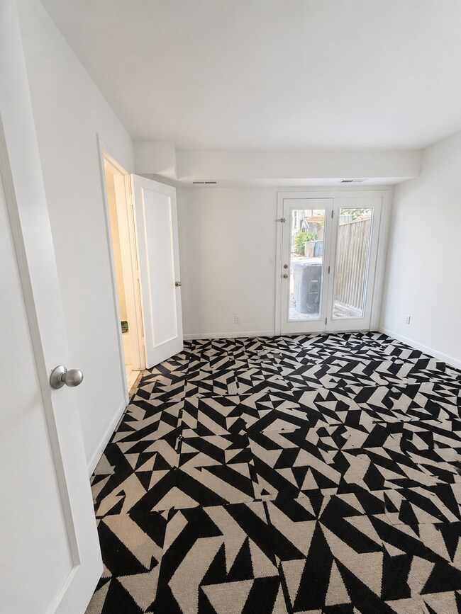 Foto del edificio - Unique Riverside Townhome