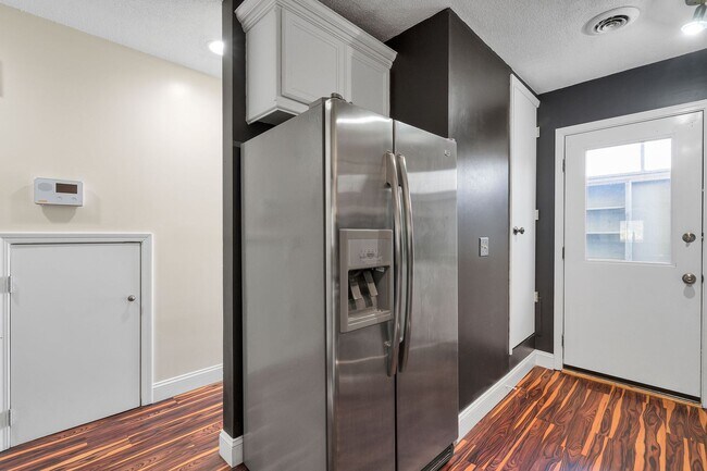 Building Photo - Taylors - 2Bd/2.5Ba, 1200SF