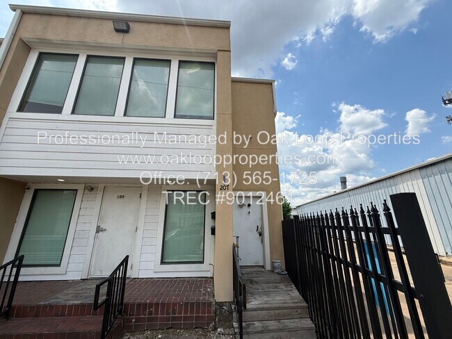 Photo - 2724 Crossview Dr Apartment