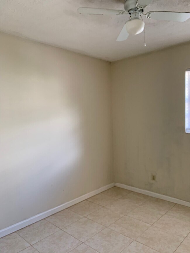 Building Photo - 4bed/2bath/2 car garage $1680/month deposi...