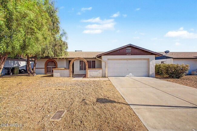 Foto del edificio - 5733 W Mescal St