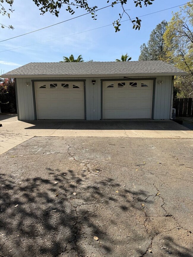 Foto del edificio - 3 bedroom home in Shasta Lake City