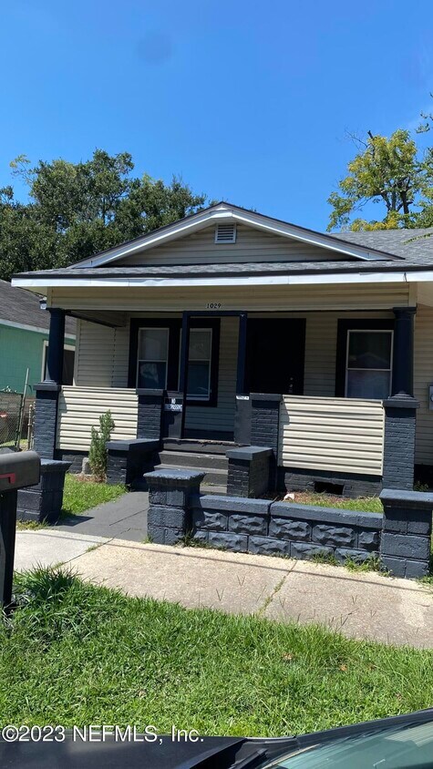 Primary Photo - 1029 Scriven St