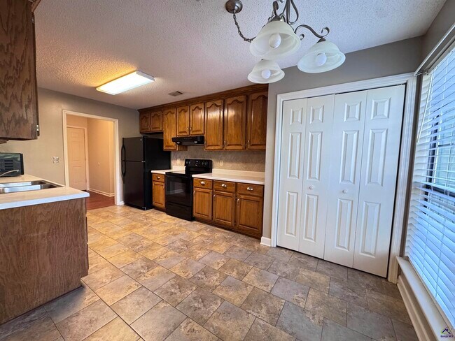 Foto del edificio - 125 Lenox Dr