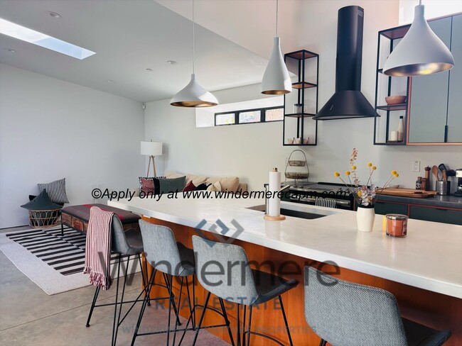 Building Photo - Stylish & Spacious 1 bedroom ADU with Priv...