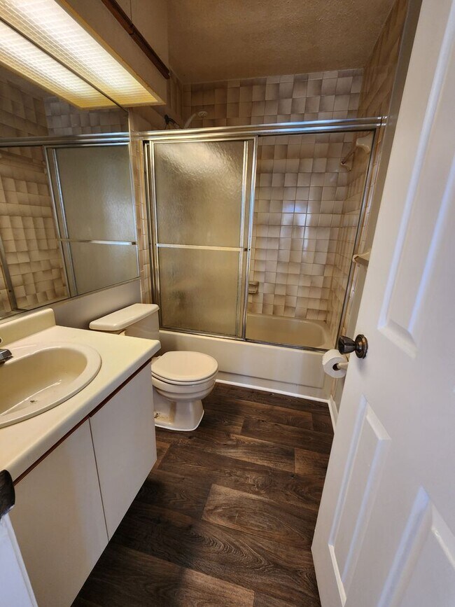 Building Photo - Cozy and convenient Townhome !