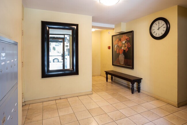 Foto del edificio - Updated West Hollywood Condo