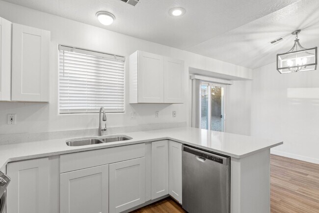 Foto del edificio - "Beautiful 3-Bed 2-Bath home with a large yard in Ivins!"