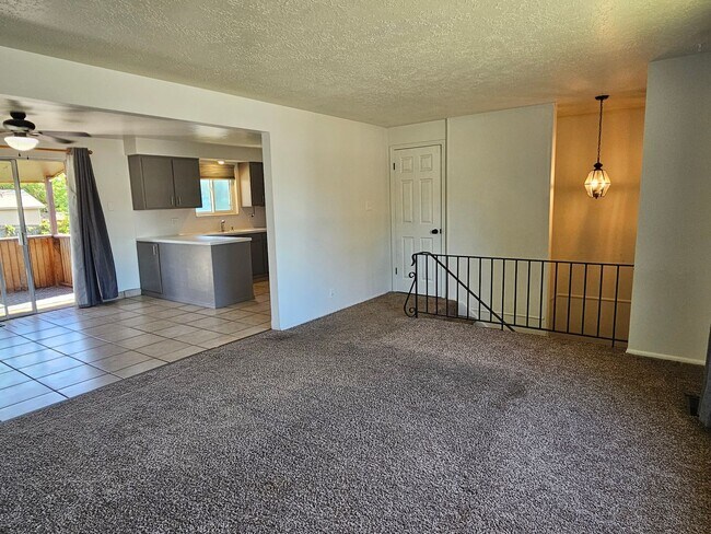 Building Photo - Spacious 4 Bed Bountiful Home | Central Location & Covered Parking