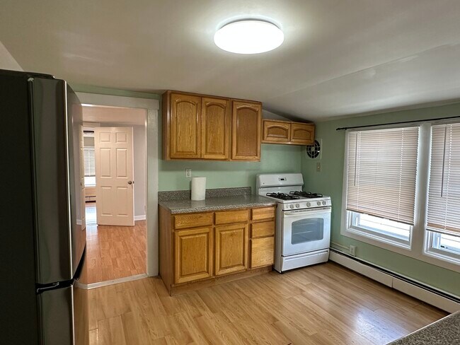 Comer en la cocina 1 - 60 Morrissee Ave