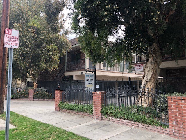 Front of building - 1618 Grismer Ave