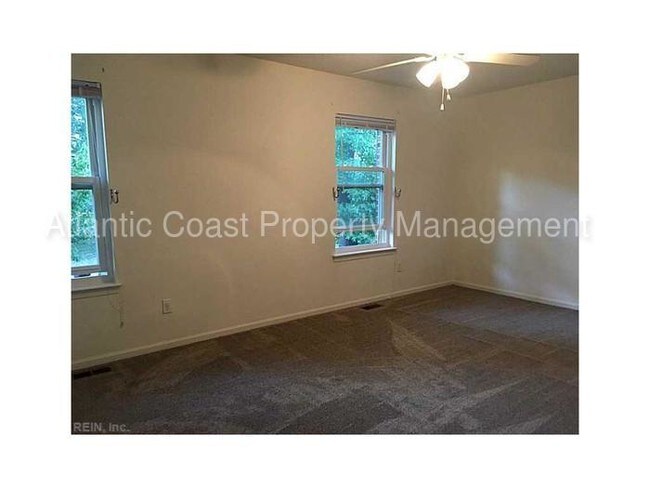 Foto del edificio - 701 Cedar Lake Ct