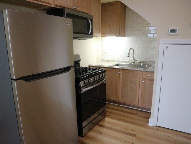 Building Photo - For Rent: Family-Friendly 2-Bedroom Home n...