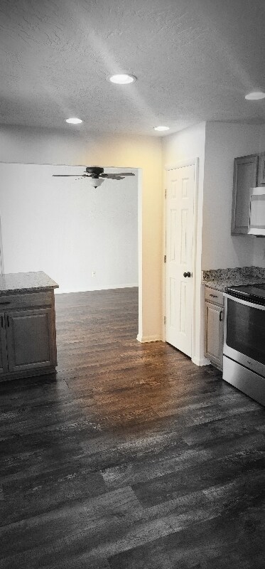 Building Photo - 2404 Pine Tree Dr