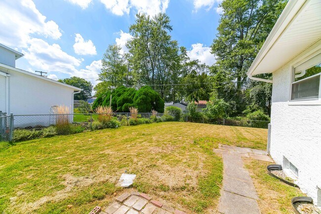 Building Photo - 4871 Glenburn Ave