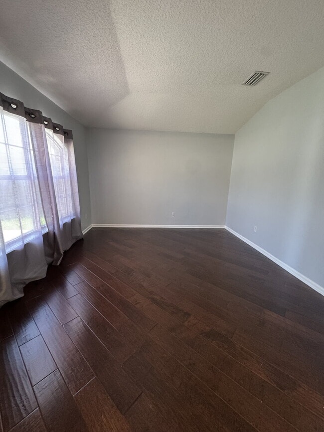 Building Photo - 4 bedroom 2 bath home with large fenced in...