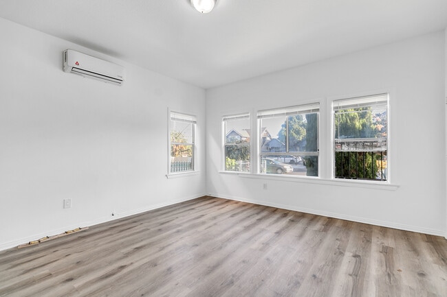 Building Photo - 701 W 48th St