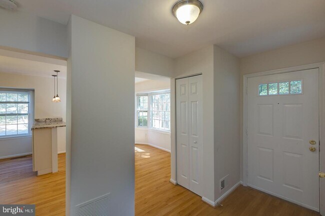 Foto del edificio - 4946 McFarland Dr