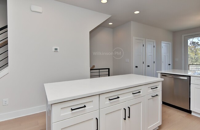 Building Photo - Luxury Urban Living 3-bed 3.5-bath NODA