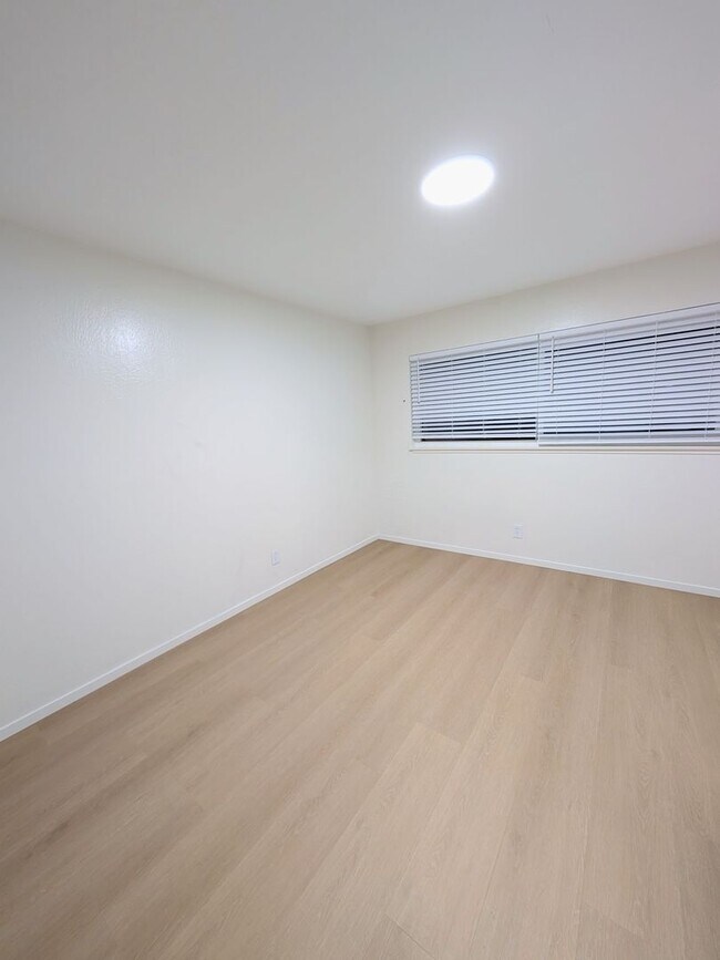 Foto del edificio - Remodeled two bedroom flat on the ground level