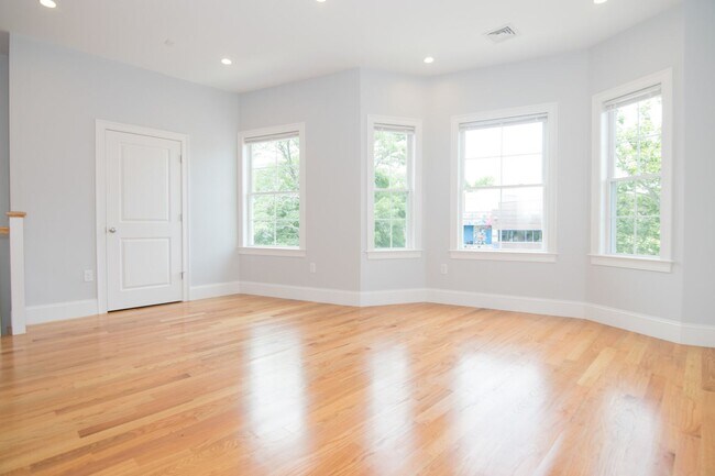 Foto del edificio - Central Location, In Unit Laundry, Central Heat/AC, Large Unit, Eat-in Kitchen, Parking for Rent