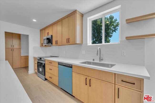 Building Photo - 6913 1/2 Encino Ave