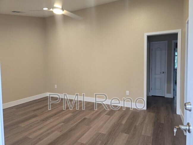 Foto del edificio - 450 Tracy Ln