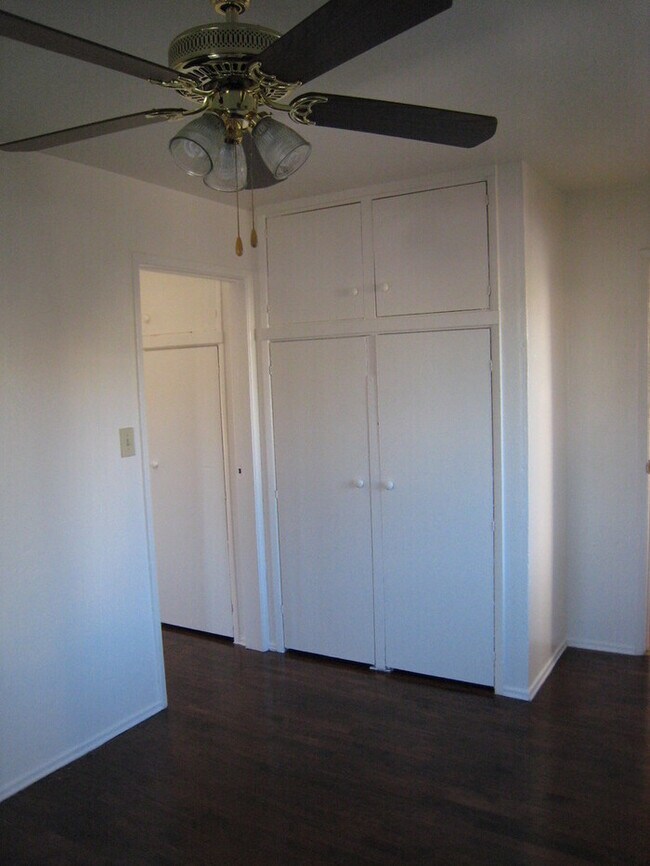 Building Photo - Charming 2 bedroom duplex w/ large private...