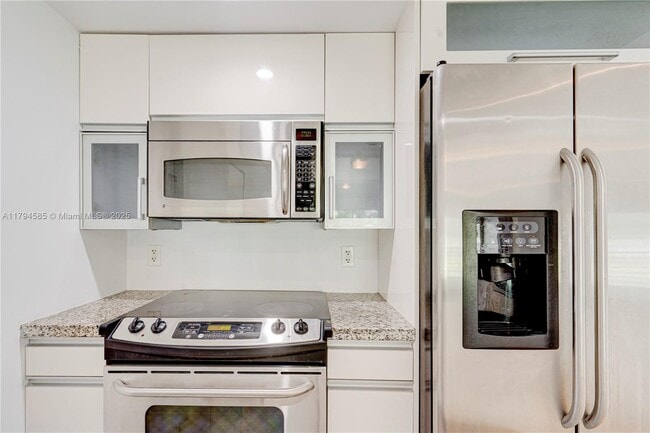 Building Photo - 7541 SW 61st Ave