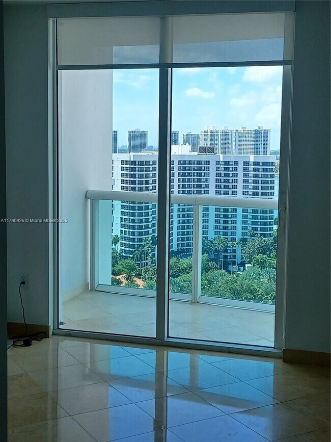 Foto del edificio - 19400 Turnberry Way