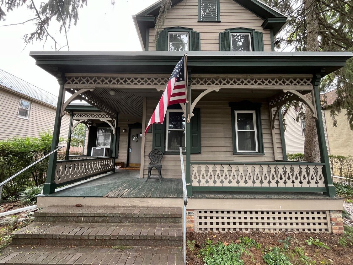 Primary Photo - Spacious 4-5 Bedroom, 1.5 Bathroom 2-Story...