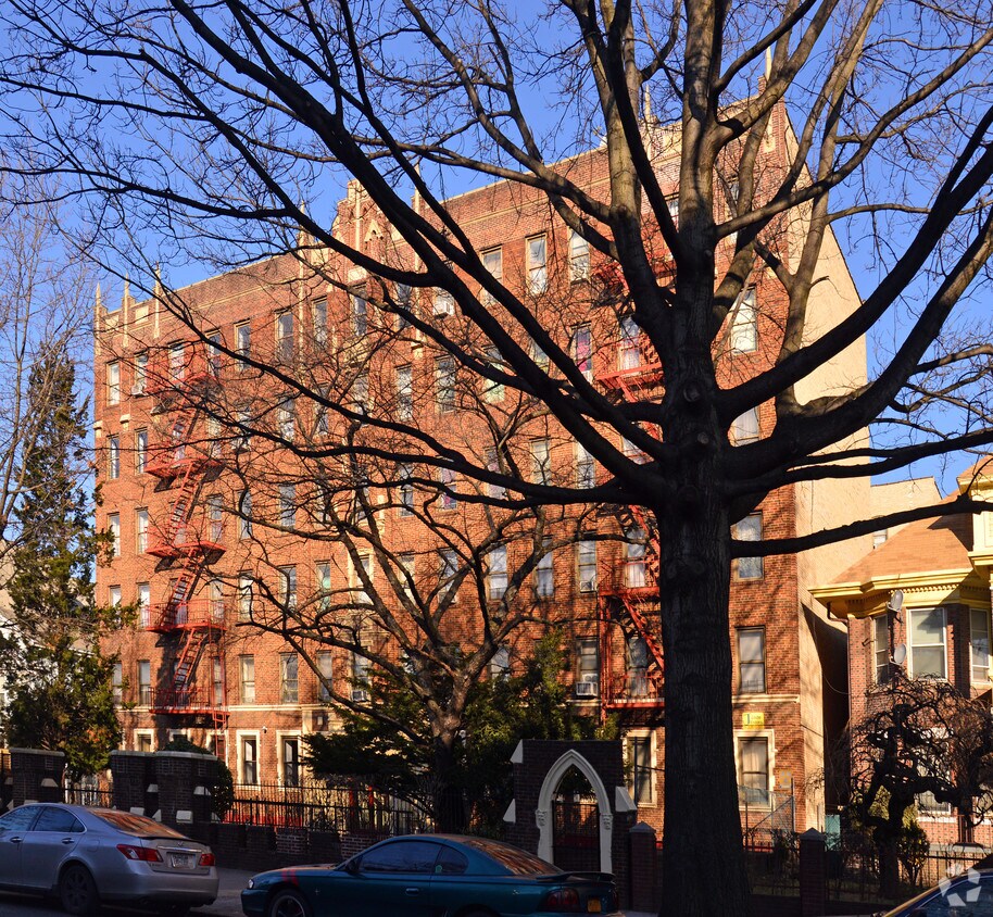 Foto del edificio - 223 Lenox Rd
