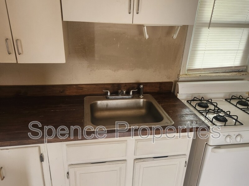 Foto principal - 564 W James Lee Blvd