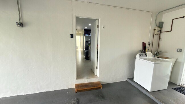 Foto del edificio - 620 NE 24th St