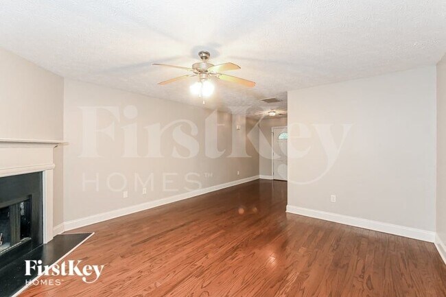 Building Photo - 260 Valley View Dr