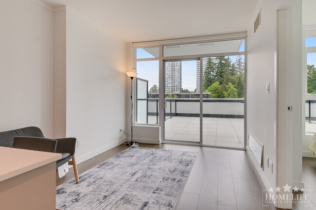 Building Photo - 1 Bed, 1 Bath Condo for Rent in Surrey Central!