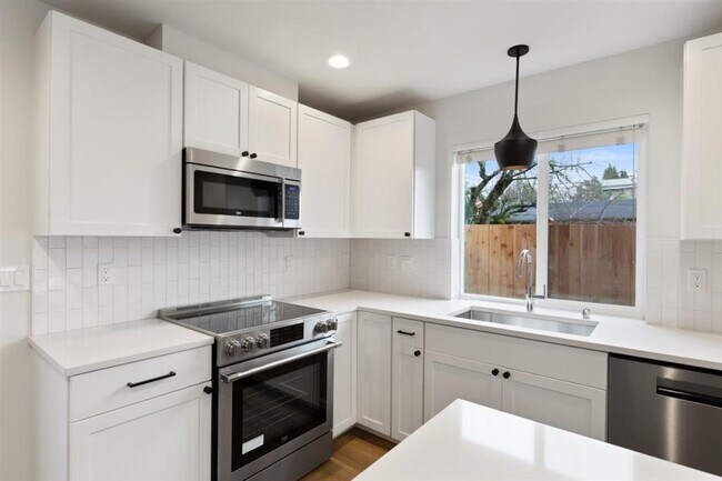 Foto del edificio - 8045-B Interlake Ave N