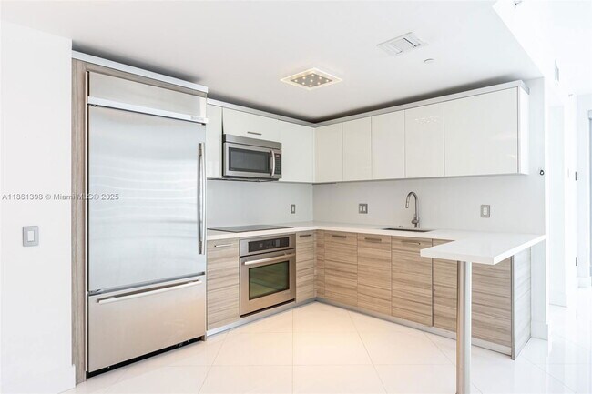 Foto del edificio - 1300 Brickell Bay Dr