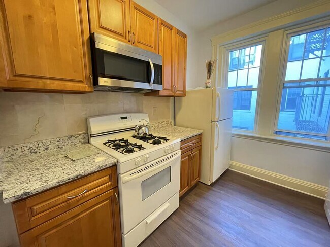 Building Photo - 153 Strathmore Rd