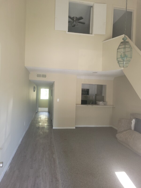 Foto principal - 124 N Meyers Dr