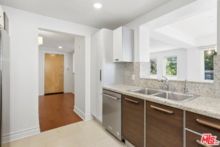 Foto del edificio - 325 N Arnaz Dr