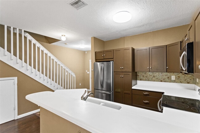 Building Photo - 8820 S Isles Cir