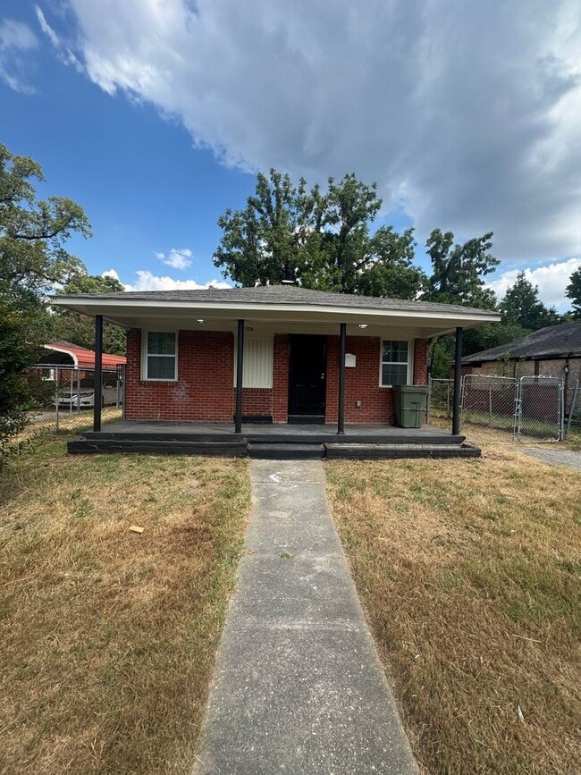 Building Photo - 1304 Oak St