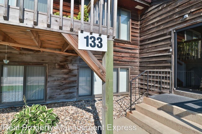 Building Photo - 133 E Twin Oaks Pl